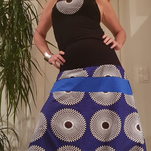 Combi sarouel 4 en 1 en Wax africain disques bleus / bustier Jersey noir et empiècement collier en Wax