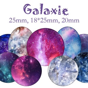 Peut inclure: Huit cabochons ronds sur le thème de la galaxie dans différentes nuances de bleu, rose et violet. Les cabochons mesurent 25 mm, 18*25 mm et 20 mm. Le texte "Galaxie" est écrit en violet au-dessus des cabochons.