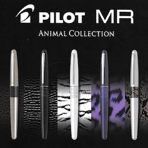 Op de afbeelding: Vijf Pilot MR vulpennen met verschillende dierenprintontwerpen. De pennen zijn zilver, zwart, wit, paars en zilver met een slangenhuidontwerp. De pennen zijn in een rij op een zwarte achtergrond gerangschikt. De tekst "PILOT MR ANIMAL COLLECTION" staat bovenaan de afbeelding.