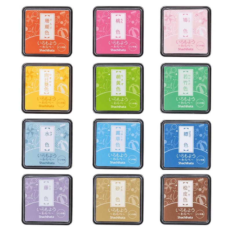 Puede incluir: Doce almohadillas de tinta en una variedad de colores, cada una con una palabra japonesa diferente y un dise&ntilde;o de pelota de playa y molinete. Las almohadillas de tinta est&aacute;n etiquetadas con la palabra japonesa para el color y el nombre de la marca "Shachihata".