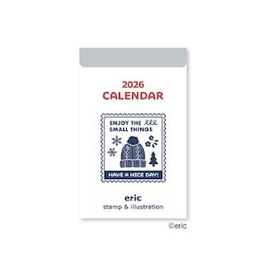 Puede incluir: Un calendario blanco de 2026 con una parte superior gris. El calendario presenta el texto "CALENDAR" en rojo y una ilustración de sello azul con un sombrero, copos de nieve y el texto "ENJOY THE SMALL THINGS" y "HAVE A NICE DAY!"