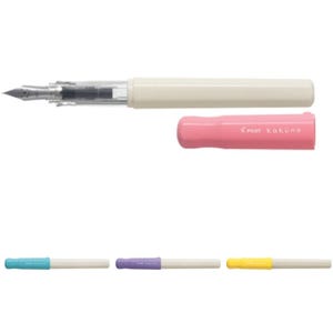 Pode incluir: Uma caneta-tinteiro creme com uma seção transparente e uma pena prateada, com uma tampa rosa solta. A tampa tem o texto "Pilot Kakuno". Canetas adicionais com tampas azuis, roxas e amarelas também são mostradas.