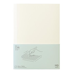 Peut inclure: Cahier quadrillé A5 avec une couverture crème. La partie inférieure présente un panneau bleu-vert clair avec du texte japonais et une illustration d'une main écrivant sur une grille. Le cahier est de la gamme MD Product.