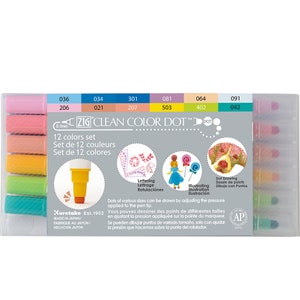 Könnte beinhalten: Ein Set mit 12 Zig Clean Color Dot Markern in verschiedenen Farben. Die Marker sind in einem durchsichtigen Kunststoff-Etui mit weißem Hintergrund angeordnet. Das Etui zeigt den Markennamen, den Produktnamen und eine Beschreibung der Marker. Die Marker haben einen Durchmesser von 0,5 mm und können zum Lettern, Illustrieren und Punktzeichnen verwendet werden.