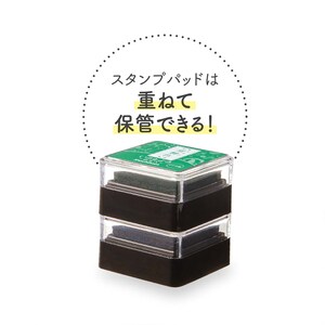 Puede incluir: Un sello de pl&aacute;stico negro y transparente con una almohadilla de tinta verde. El sello tiene texto japon&eacute;s. El texto dice "&iexcl;La almohadilla de tinta es importante para el almacenamiento!"