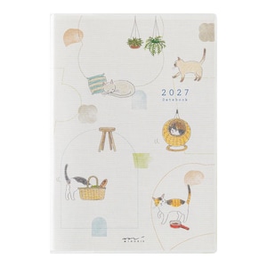 Könnte beinhalten: Ein 2027 Terminplaner mit weißem Einband, verziert mit Illustrationen von Katzen, hängenden Pflanzen, einem Hocker, einem Korb und einer kleinen Pfanne. Der Text 2027 Datebook ist blau gedruckt und das Midori-Logo ist unten zu sehen.