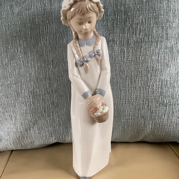 Figurine vintage en porcelaine de Zaphir Lladro, fille avec tresses tenant un panier.