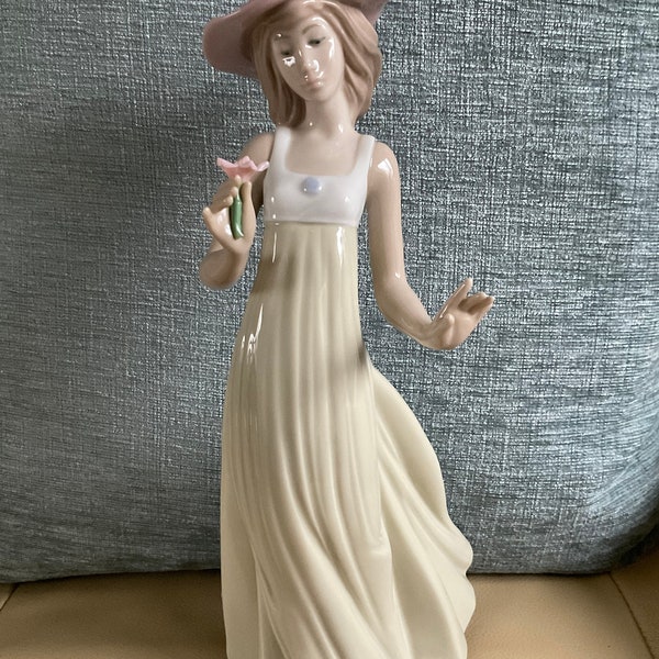 Vintage Lladro Nao Figurine Woman Gentle Breeze 1158