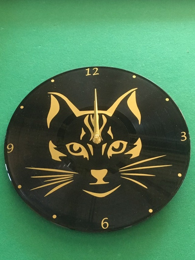 Clock / wall clock on vinyl disc: stylized cat image 2