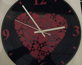 Horloge /pendule sur ardoise motif Coeurs rouges