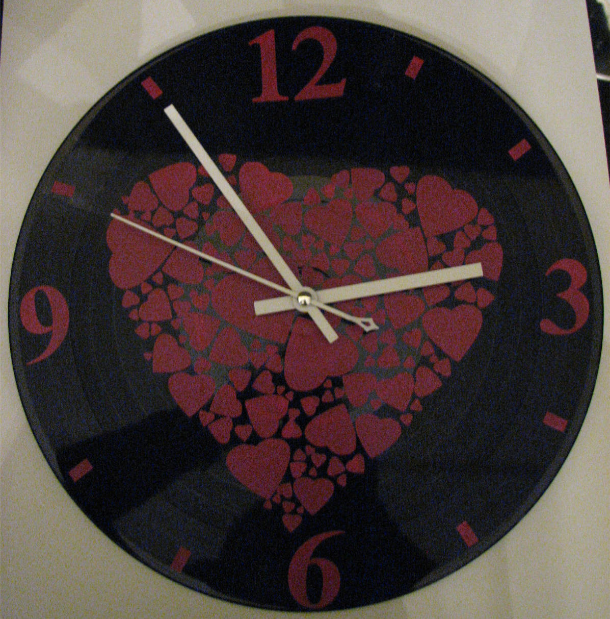 Horloge /Pendule sur Ardoise Motif Coeurs Rouges