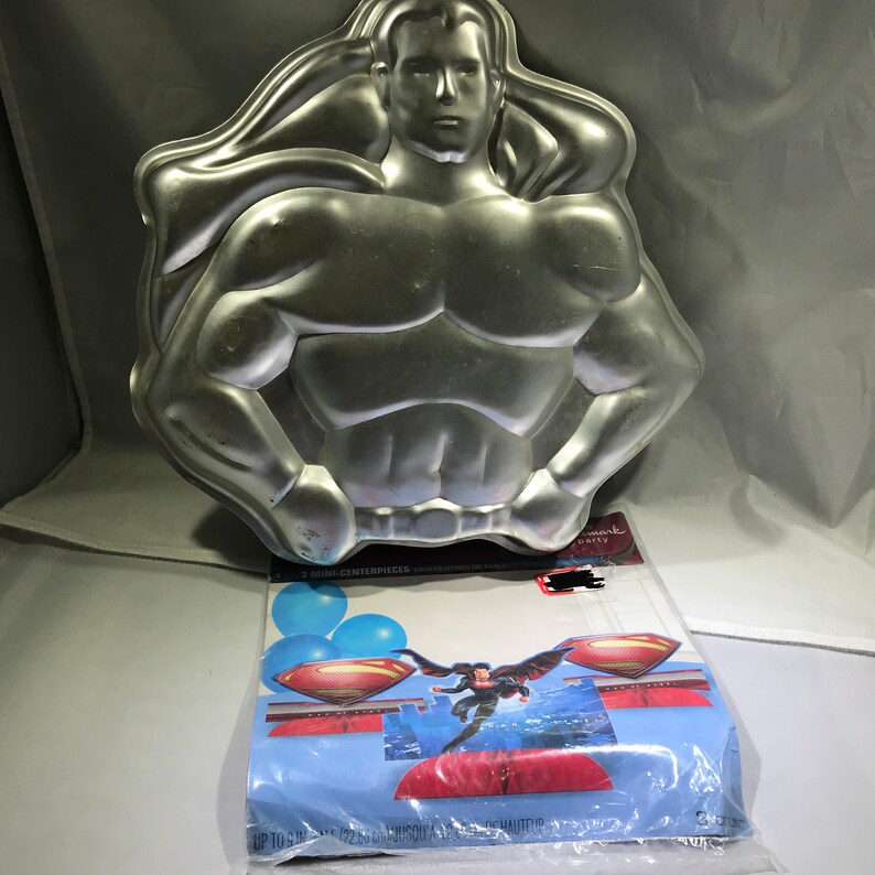 Superman Centerpiece Wilton Cake Pan Hallmark DC Comic Super Hero Party Centerpiece