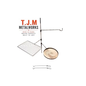 Könnte beinhalten: Ein T.J.M METALWORKS Kochsystem bestehend aus einer vertikalen Metallstange mit verstellbarem Arm, einem rechteckigen Drahtgrillrost, einer runden Metallpfanne und zwei separaten Metallhaken. Der Text T.J.M METALWORKS OVER 10 YEARS MAKING PRODUCTS BUILT TO LAST ist sichtbar.