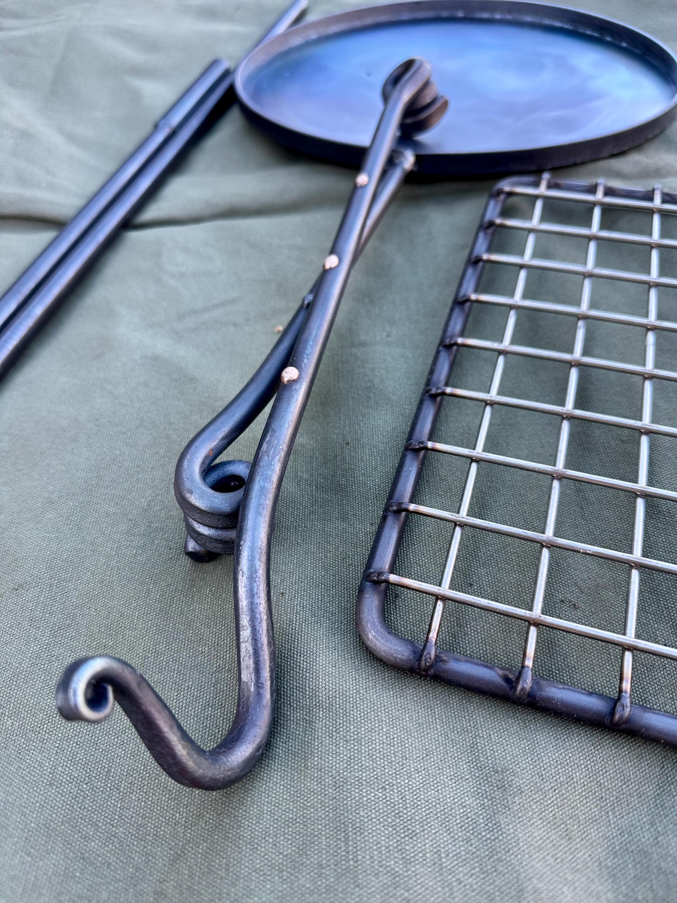 大型ファイヤーアンカー回転式キャンプファイヤーグリル（スキレットと