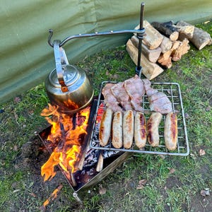El minianclaje para parrilla original. Cocina al aire libre, bushcraft y acampada.