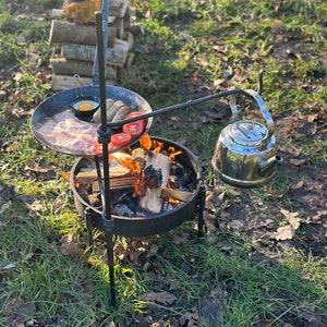 Großer 2-Arm-Feueranker. Schwingarm. Grillen am offenen Feuer. Überlandcamper. Autocamping. Bild 4