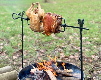 Grand support pour rôtissoire. Cuisine barbecue en plein air. Rôtisserie.