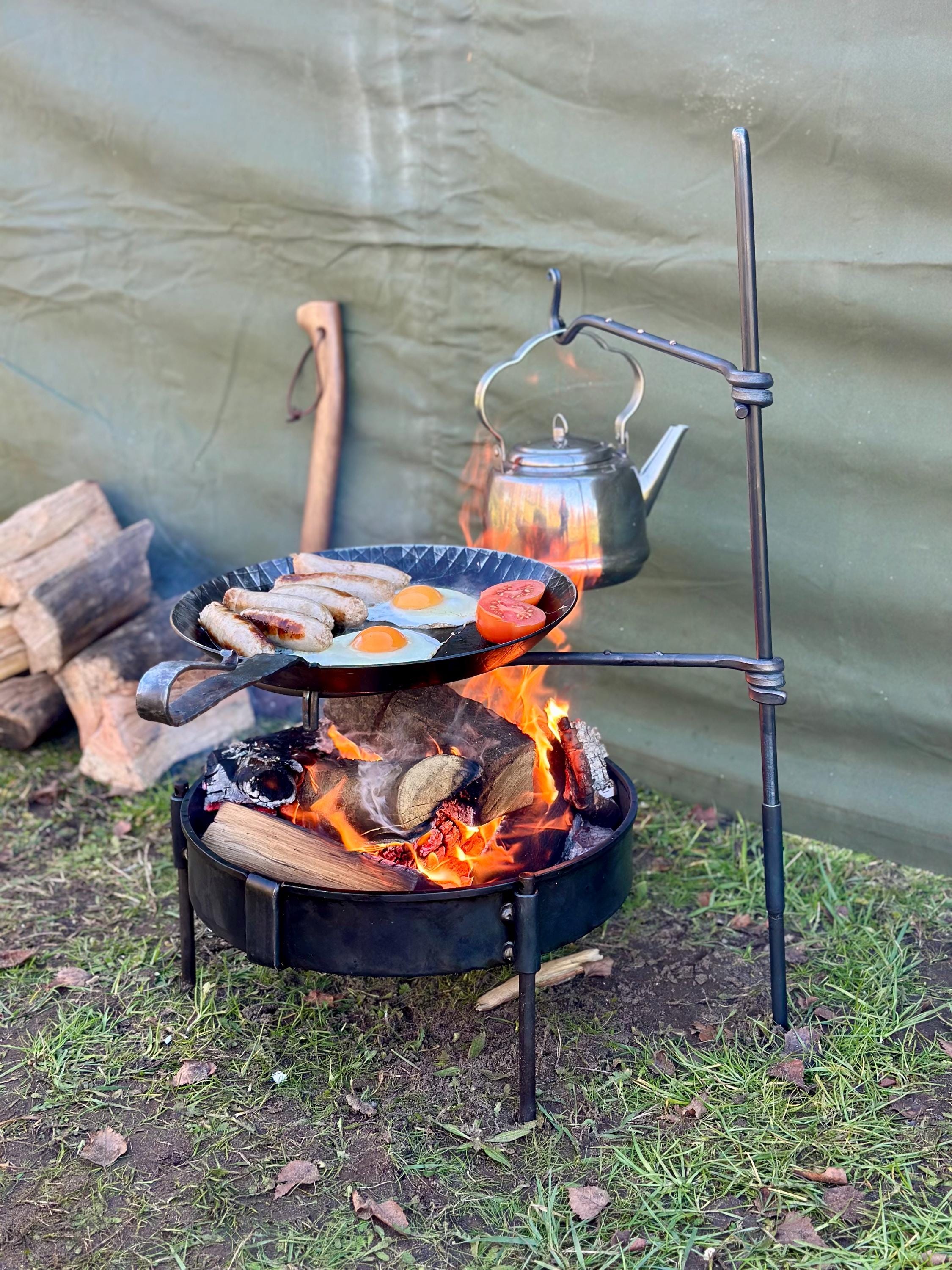 2アームパンファイヤーアンカー。スイングアーム。キャンプ用ブッシュ