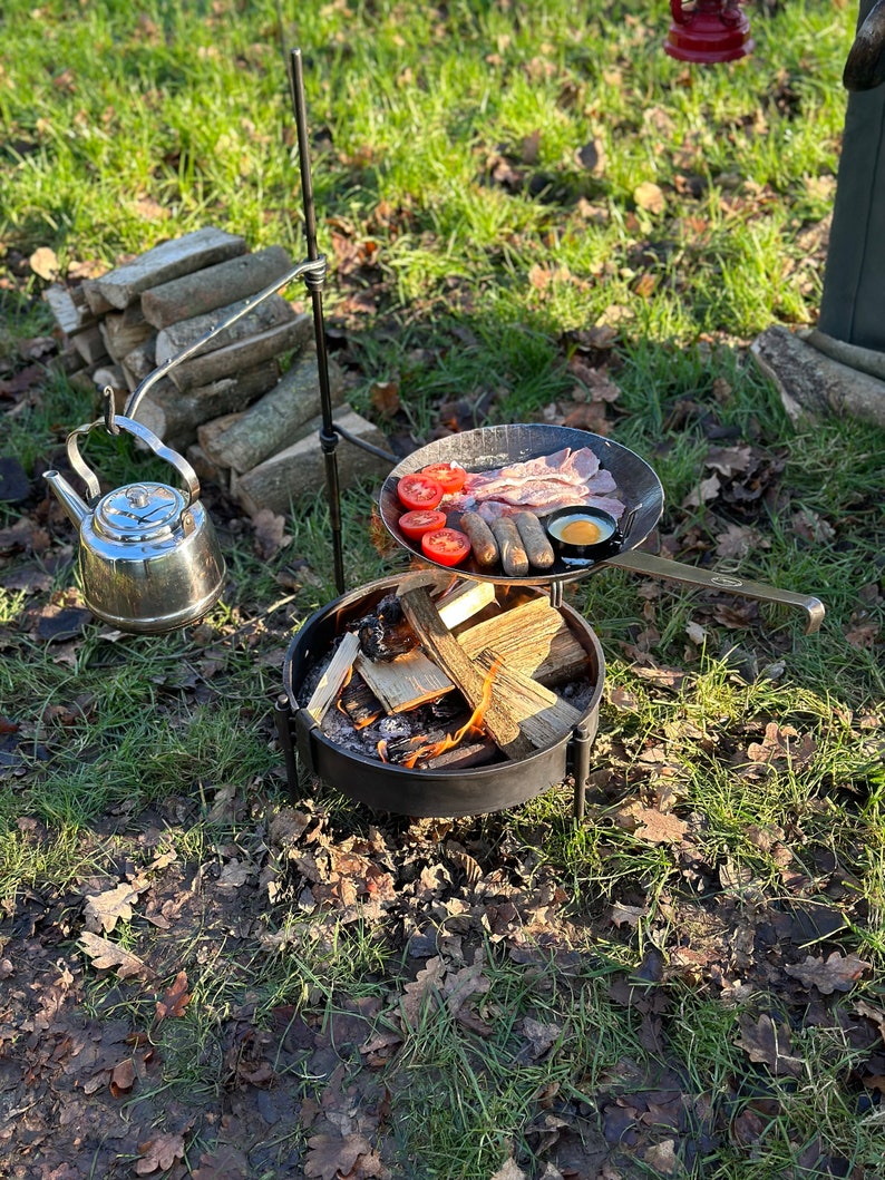 Großer 2-Arm-Feueranker. Schwingarm. Grillen am offenen Feuer. Überlandcamper. Autocamping. Bild 7