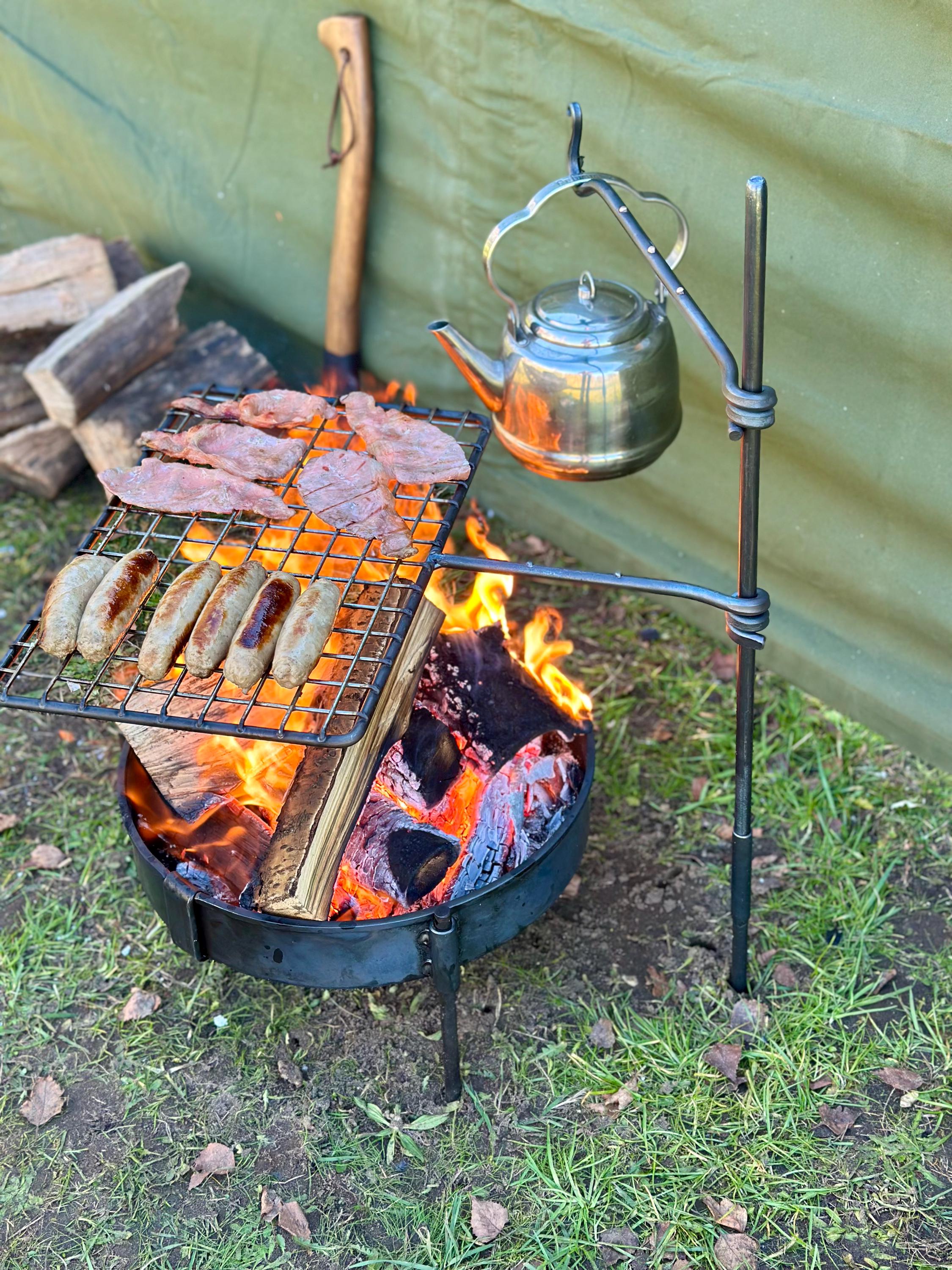 キャンプ用品　ファイヤーアンカー 地面に差すだけ！キャンプ用焚き火調理台「Pan Mini Fire Anchor