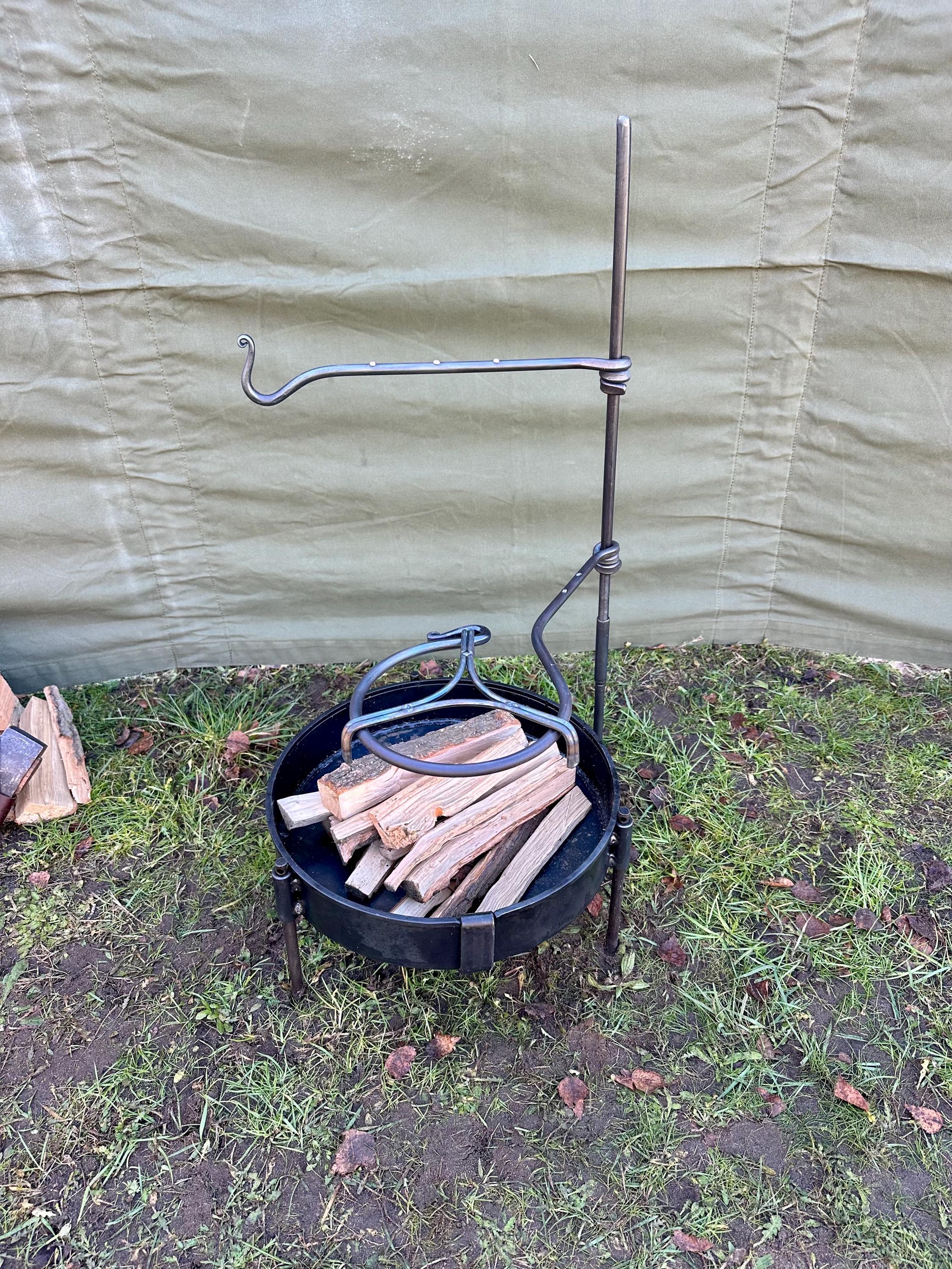 2アームパンファイヤーアンカー。スイングアーム。キャンプ用ブッシュ