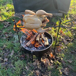 Tragbarer Drehspieß am Spieß. Kochen im Freien. Offenes Feuer. Überlandcamper. Autocamping.