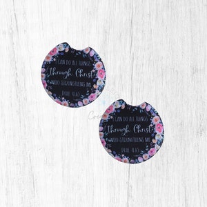 Peut inclure: Deux dessous-de-verre ronds noirs et blancs avec un motif floral. Les dessous-de-verre présentent le texte "Je peux tout faire par Christ qui me fortifie Phil 4:13".