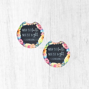 Könnte beinhalten: Zwei runde schwarze Untersetzer mit Blumendesigns und weißem Text, der "WALK BY faith NOT BY sight 2 CORINTHIANS 5:7" lautet.