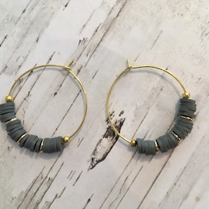 Boucles D'oreilles Créoles En Perles Heishi Couleur Glycine - Doré Acier - Neuf Avec étiquettes