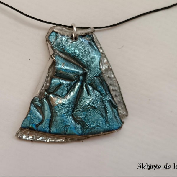 Collier upcycling bleu en CD DVD