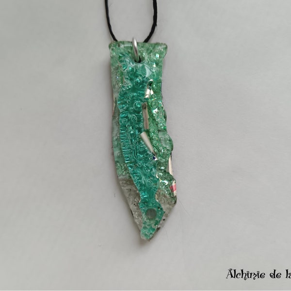 Collier long vert upcycling en CD DVD