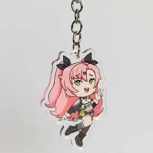 Könnte beinhalten: Ein durchsichtiger Acryl-Schlüsselanhänger mit einer Anime-Figur mit rosa Haaren, schwarzen Haarbändern und einem schwarz-weißen Outfit. Die Figur lächelt und winkt mit einem Peace-Zeichen.