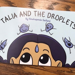 Może przedstawiać: Okładka książki z niebieskim tłem i tytułem "TALIA AND THE DROPLETS" autorstwa Ninakupenda Gaillard. Okładka przedstawia kreskówkową ilustrację dziewczyny o brązowej skórze i ciemnych włosach, patrzącej w górę na cztery niebieskie krople deszczu z uśmiechającymi się twarzami.