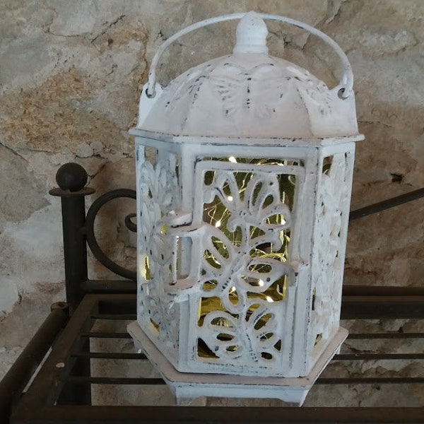 Lanterne en fonte à poser ou à suspendre patinée blanc et sa guirlande LED, photophore de Noël