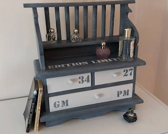 Cabinet in gray weathered wood, letter-rack, furniture with drawers