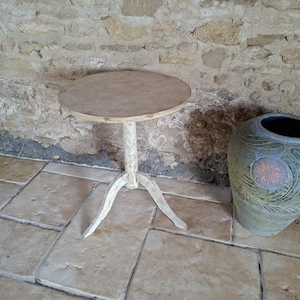 Table d'appoint, guéridon patiné aux pigments naturels