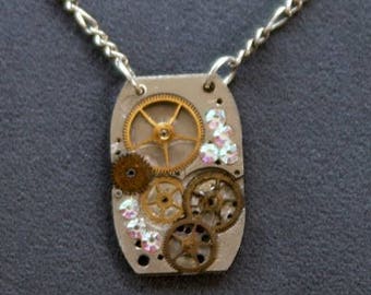 Steampunk collar / colgante hecho a mano vintage victoriano reciclado traje joyería con cristales austriacos hecho de un reloj de señoras 1930