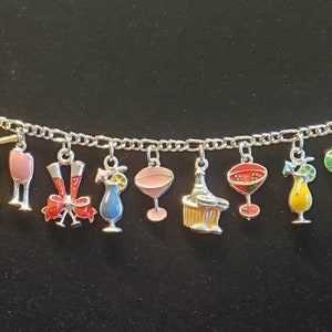 Alkoholische Getränke Armband Handmade Vintage Recycling viktorianische einzigartige Kostüm Modeschmuck mit 12 Emaille Charms.  KOSTENLOSER VERSAND