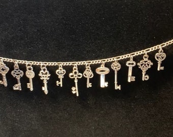Bracelet CLÉ fait main vintage steampunk victorien recyclé, bijoux fantaisie et bijoux fantaisie 12 breloques uniques et différentes.  Livraison gratuite éligible