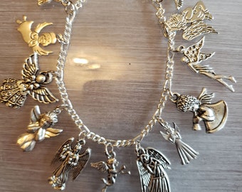 Engel Armband Handgemachte Viktorianische Vintage Recycled Kostüm und Modeschmuck mit 12 einzigartigen und verschiedenen Anhängern. Kostenloser Versand möglich.