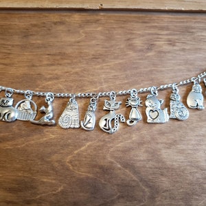 Bracelet pour amoureux des chats fait main vintage victorien recyclé / Bijoux fantaisie avec 12 breloques uniques et différentes Livraison gratuite éligible