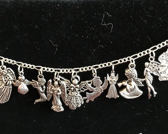 Pulsera de ángel hecha a mano, estilo victoriano vintage, joyería de moda y bisutería reciclada con 12 dijes únicos y diferentes. Envío gratuito disponible.