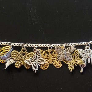 Vlinderarmband handgemaakt vintage gerecycled geüpcycled Victoriaanse kostuum- en mode-sieraden. 12 unieke bedels.  Komt in aanmerking voor GRATIS VERZENDING.