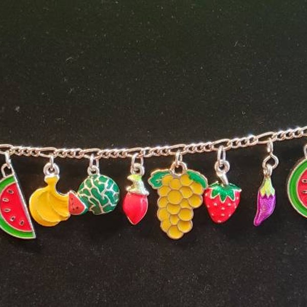 Bracelet fruits et légumes fait main vintage victorien recyclé bijoux fantaisie/mode uniques avec 12 breloques en émail. Livraison gratuite éligible.