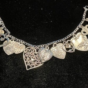 Herz Armband Handmade Vintage Victorian Recycled Mode und Kostüm Schmuck mit 12 einzigartigen und verschiedenen Anhängern.  Kostenloser Versand möglich.