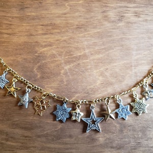Sternen Armband Handgemachte viktorianische Vintage Recycled Kostüm & Modeschmuck in Silber- und Goldtönen w / 12 einzigartige Charme