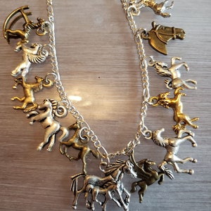 Pferdeliebhaber Armband Handgemachter Vintage Recycled Viktorianischer Kostüm- und Modeschmuck mit 12 verschiedenen Reizen. Kostenloser Versand möglich.