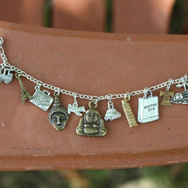 Bracelet de voyage Bijoux fantaisie victoriens vintage recyclés faits main avec 12 breloques en argent/or. Dépensez 35 $ de bateau GRATUITEMENT