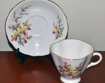 Tasse à thé vintage en porcelaine de Chine, violet et jaune avec pieds floraux avec soucoupe Clarence