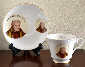 Tasse à thé et soucoupe en porcelaine tendre Pape Jean-Paul II : visite au Canada en 1984